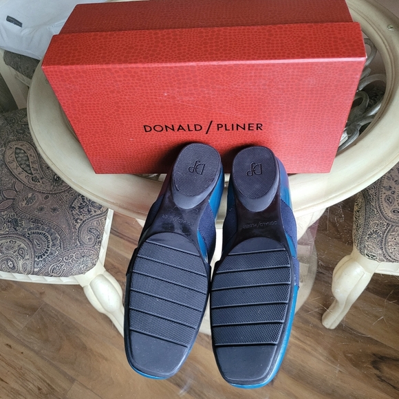 Donald Pliner blue/navy lacquered leather flats, size 9 - Picture 4 of 8